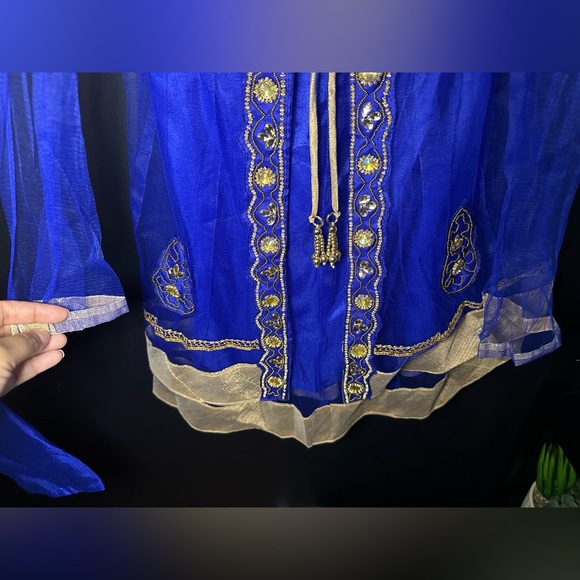 Girls Traditional Indian pant style outfit with tunic and sash - Picture 10 of 12